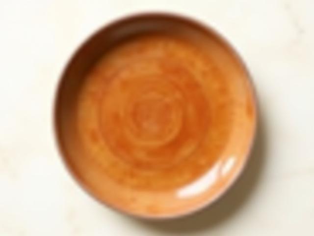 薄く掛けられた釉薬による土の表情が透ける陶器