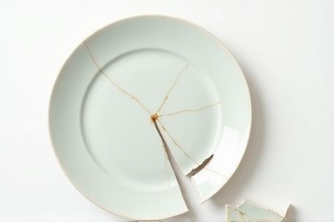 金継ぎで修復される前の割れた陶器の皿。
